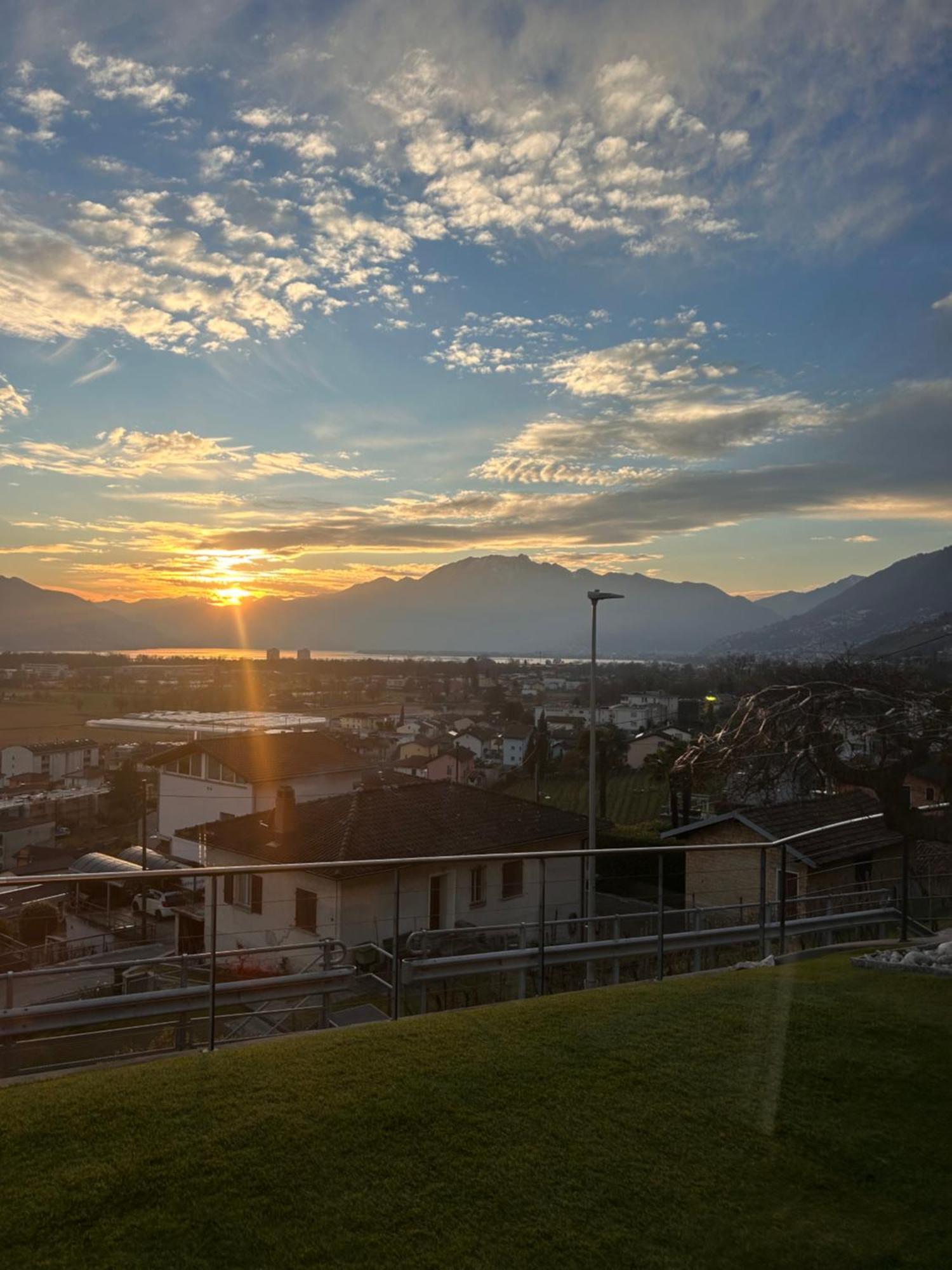 Moderno Bilocale Vista Lago Maggiore Gordola Exteriör bild